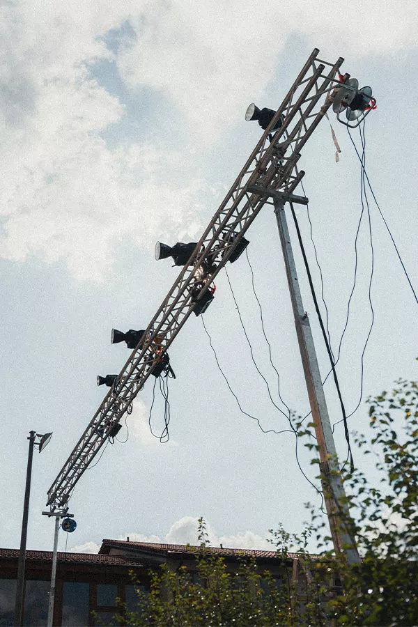 Hoch aufragendes Truss-System mit professionellen Filmlichtern für eine visuell anspruchsvolle Filmproduktion in Salzburg.